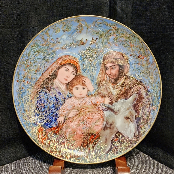 Christmas Collectors Plate- The Flight Into Egypt- Edna Hibel - Picture 1 of 5
